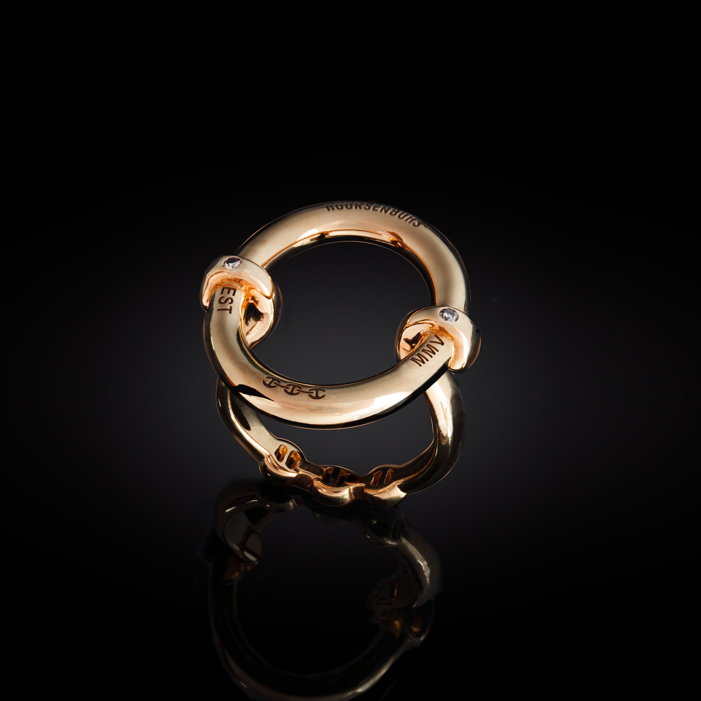 OVAAL WITH DIAMOND HITS